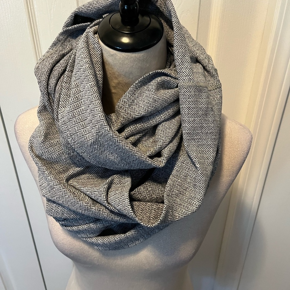 Lululemon one size infinity scarf